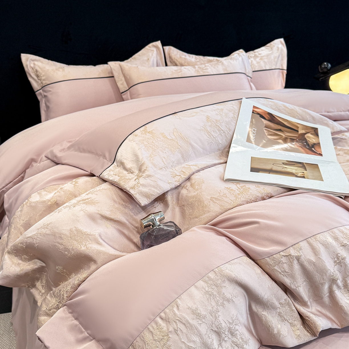 91家纺网 家纺一手货源 找家纺 狂想家 2026新款简约浮雕大提花四件套 浅豆沙