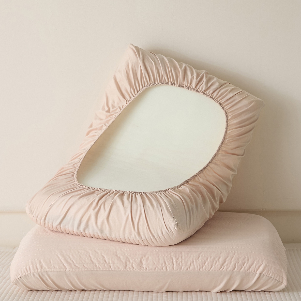 91家纺网 家纺一手货源 找家纺 衿成家纺 2026新款13372 全棉橡皮筋魔术万能夹棉枕套  适用多种枕头 HF-金色