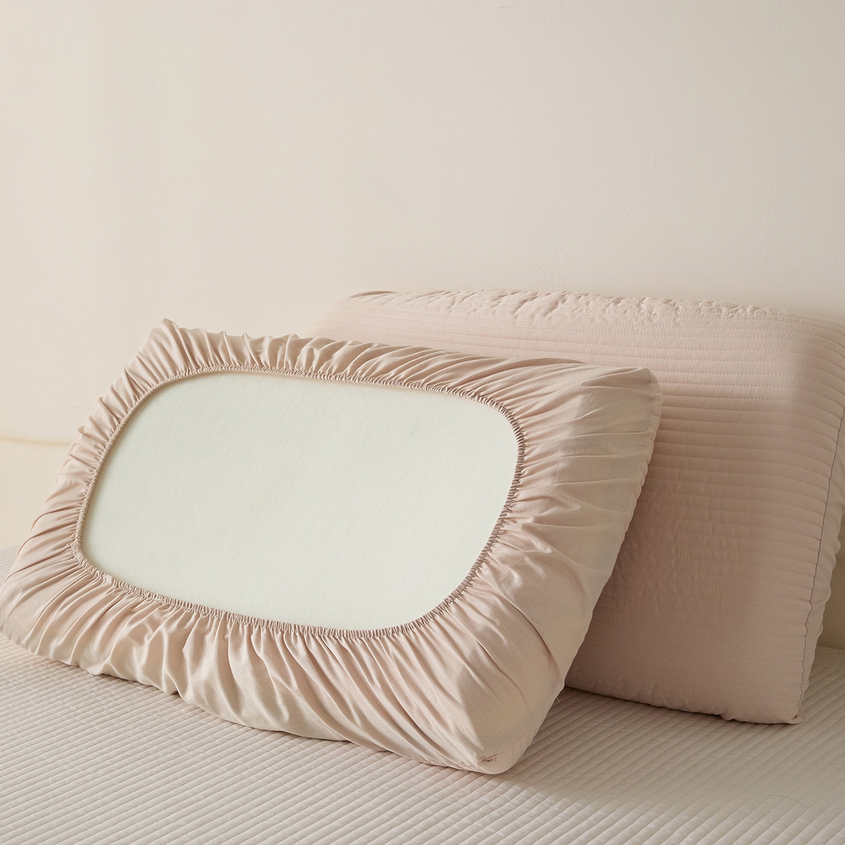 91家纺网 家纺一手货源 找家纺 衿成家纺 2026新款13372 全棉橡皮筋魔术万能夹棉枕套  适用多种枕头 HF-金色