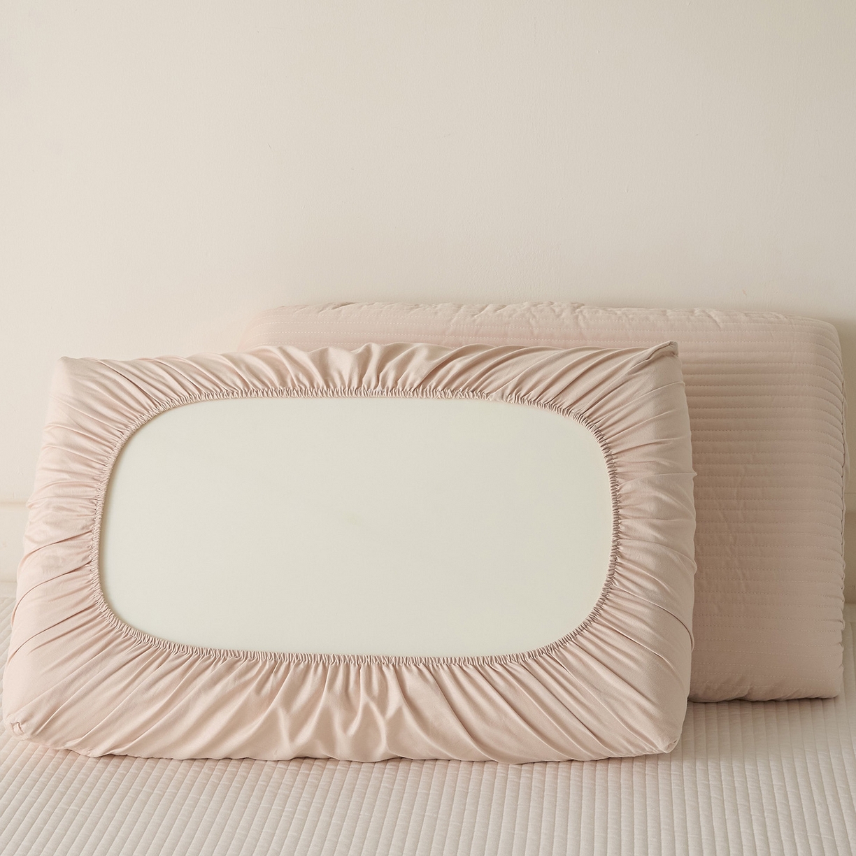 91家纺网 家纺一手货源 找家纺 衿成家纺 2026新款13372 全棉橡皮筋魔术万能夹棉枕套  适用多种枕头 HF-金色