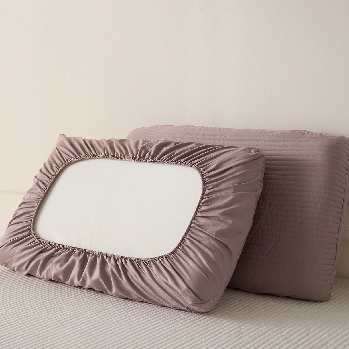 91家纺网 家纺一手货源 找家纺 衿成家纺 2026新款13372 全棉橡皮筋魔术万能夹棉枕套  适用多种枕头 HF-棕色