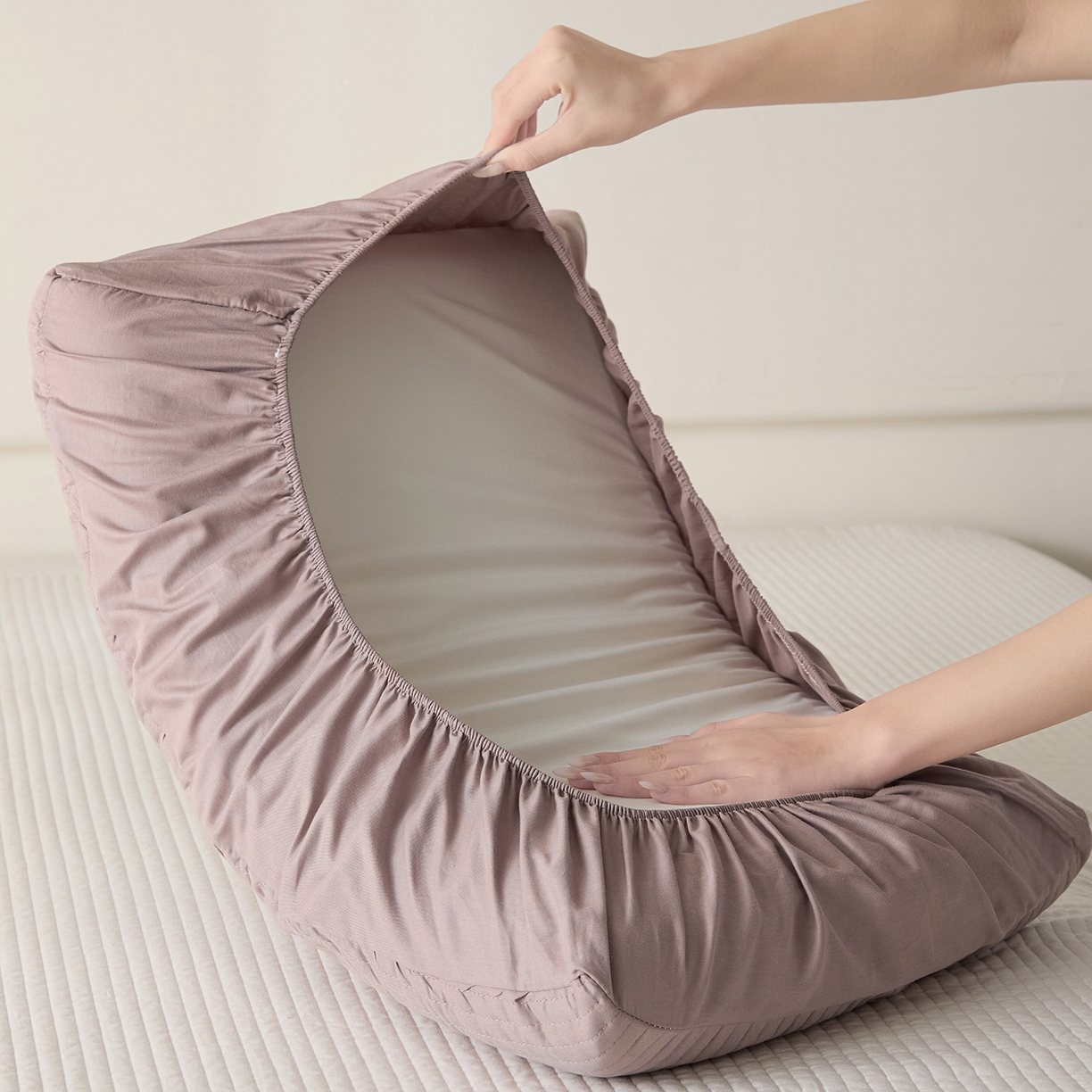 91家纺网 家纺一手货源 找家纺 衿成家纺 2026新款13372 全棉橡皮筋魔术万能夹棉枕套  适用多种枕头 HF-棕色