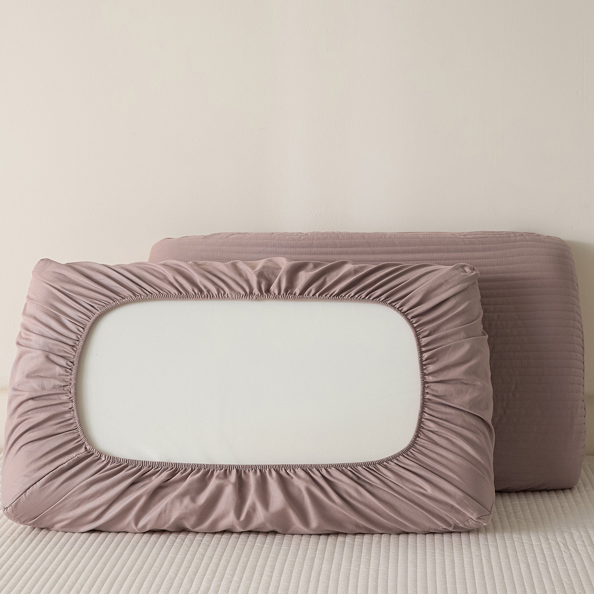 91家纺网 家纺一手货源 找家纺 衿成家纺 2026新款13372 全棉橡皮筋魔术万能夹棉枕套  适用多种枕头 HF-棕色