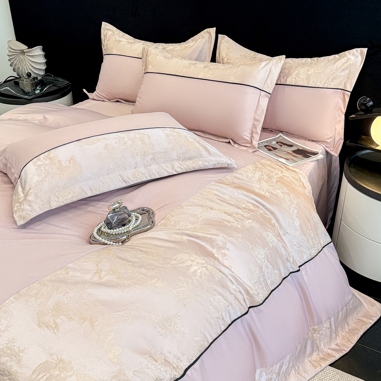 91家纺网 家纺一手货源 找家纺 狂想家 2026新款简约浮雕大提花四件套 浅豆沙