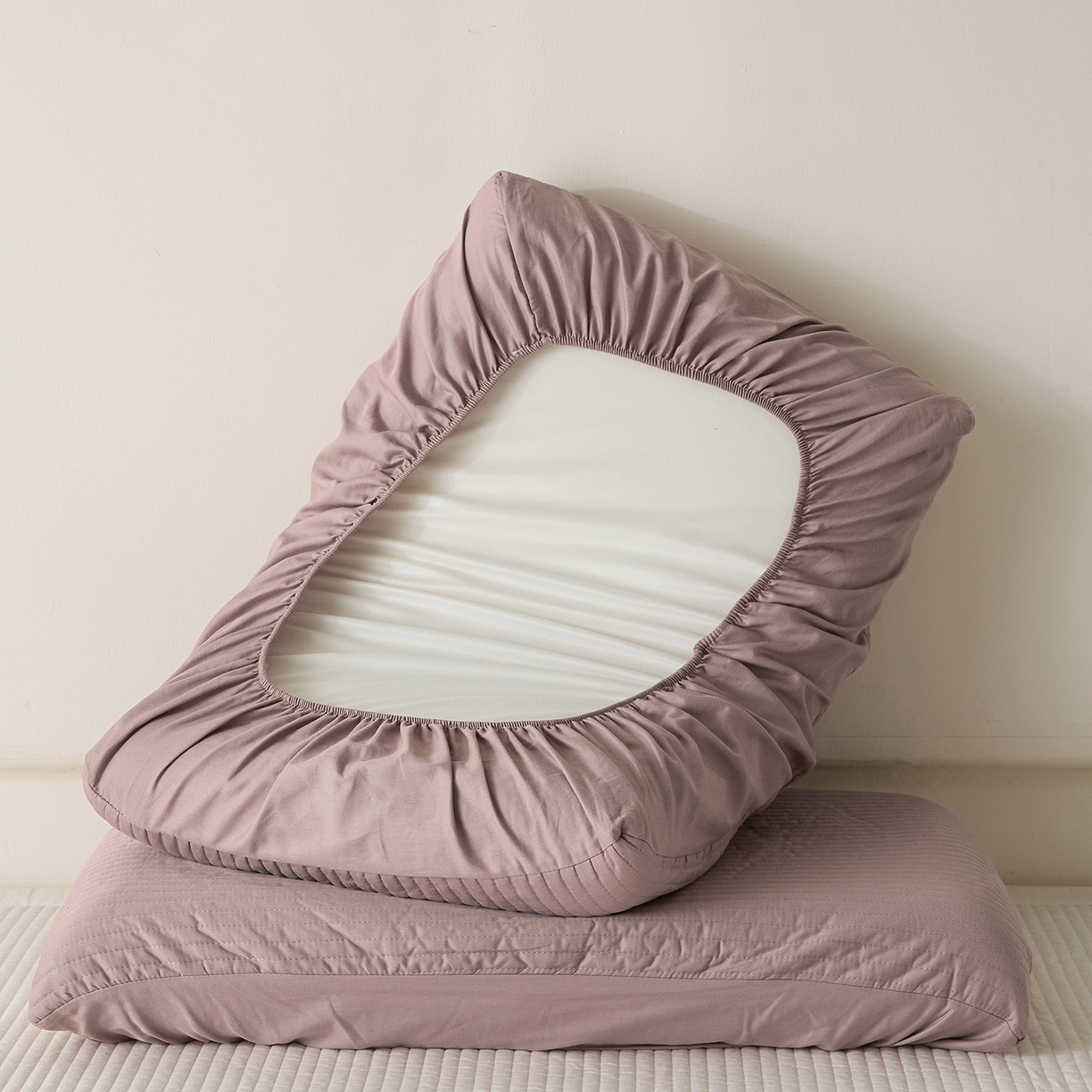 91家纺网 家纺一手货源 找家纺 衿成家纺 2026新款13372 全棉橡皮筋魔术万能夹棉枕套  适用多种枕头 HF-棕色