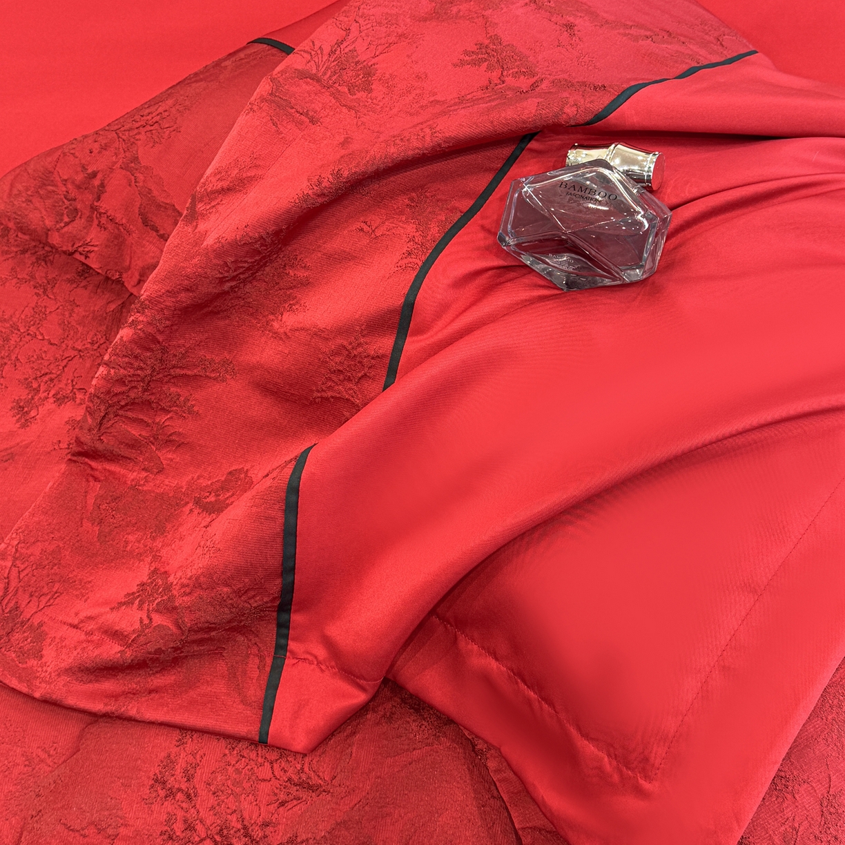 91家纺网 家纺一手货源 找家纺 狂想家 2026新款简约浮雕大提花四件套 爱恋红