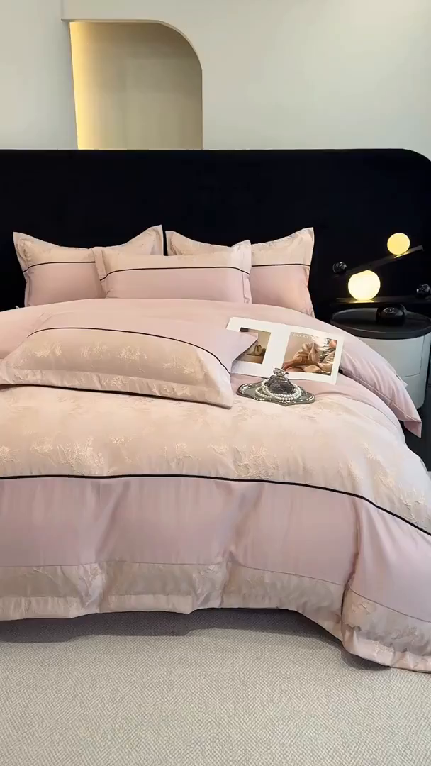 91家纺网 家纺一手货源 找家纺 狂想家 2026新款简约浮雕大提花四件套 浅豆沙