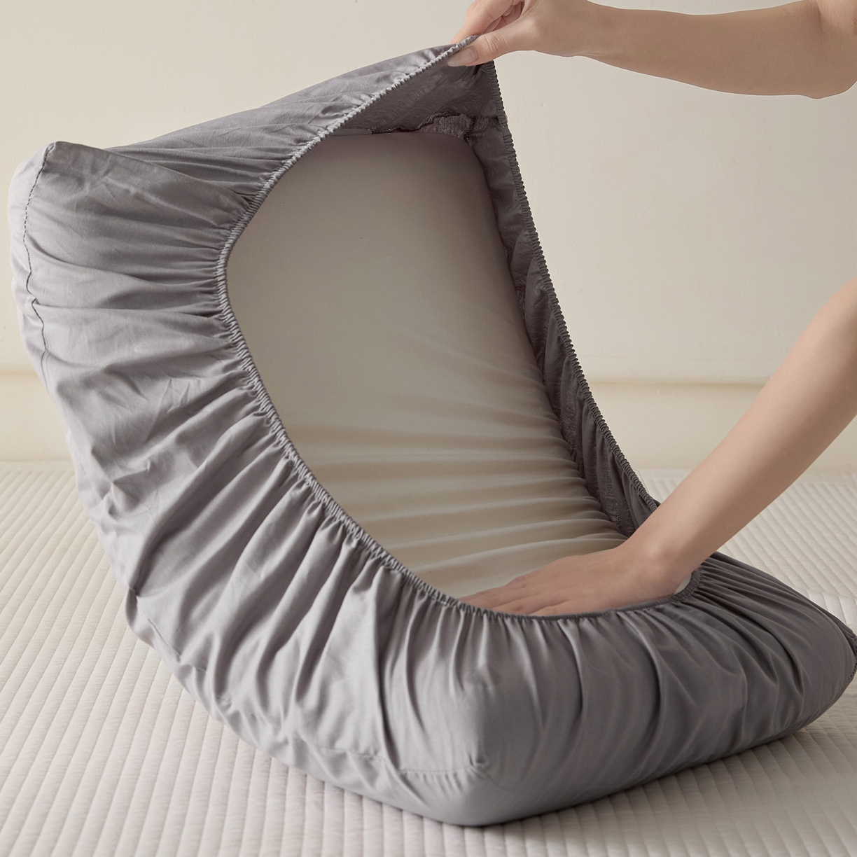 91家纺网 家纺一手货源 找家纺 衿成家纺 2026新款13372 全棉橡皮筋魔术万能单层枕套  适用多种枕头 XP-浅灰