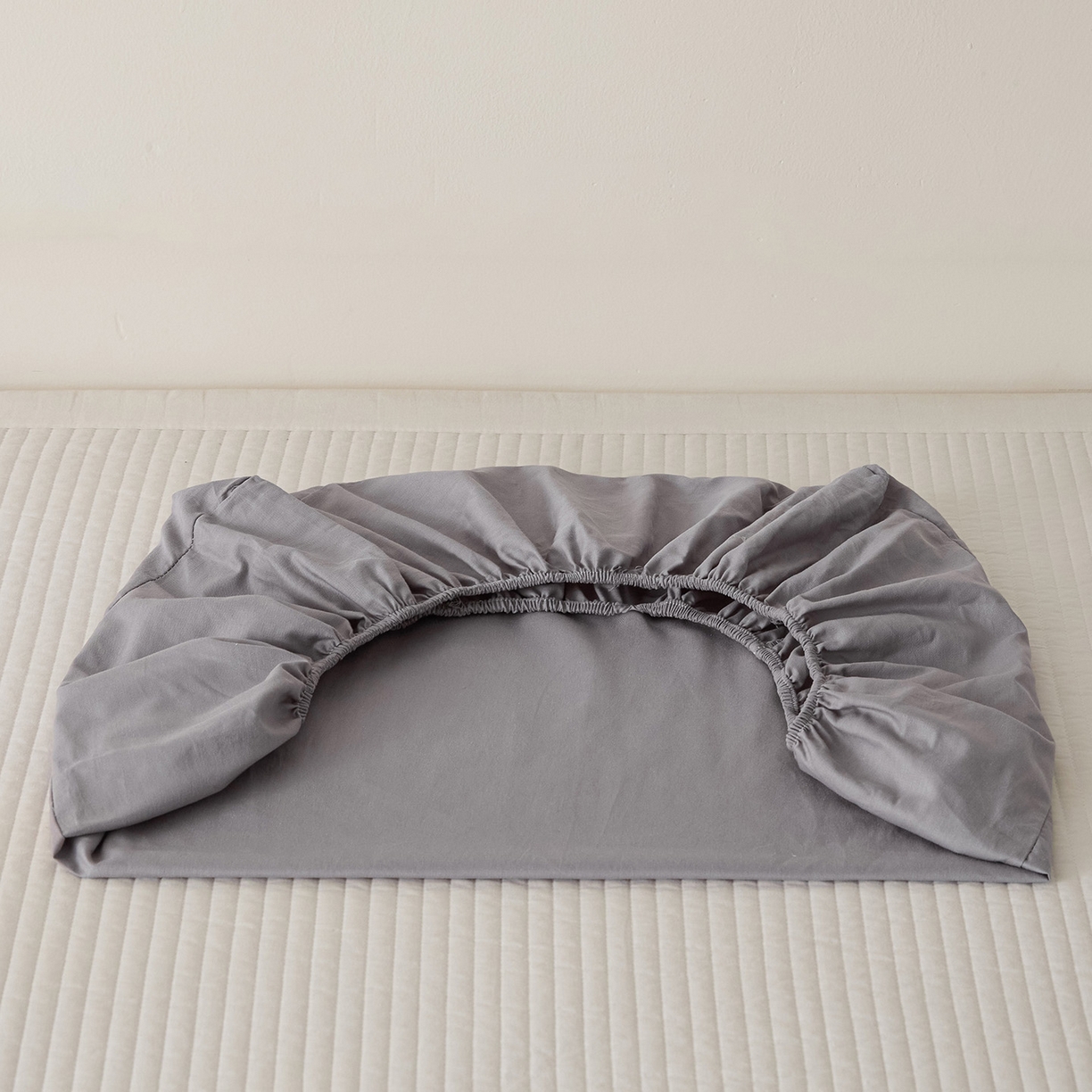 91家纺网 家纺一手货源 找家纺 衿成家纺 2026新款13372 全棉橡皮筋魔术万能单层枕套  适用多种枕头 XP-浅灰