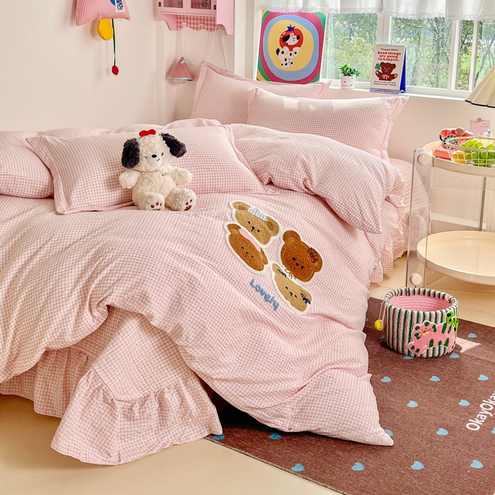 91家纺网 家纺一手货源 找家纺 梦可莱家居 2026春夏新品小清新可爱风毛巾绣床盖四件套系列 熊伙伴