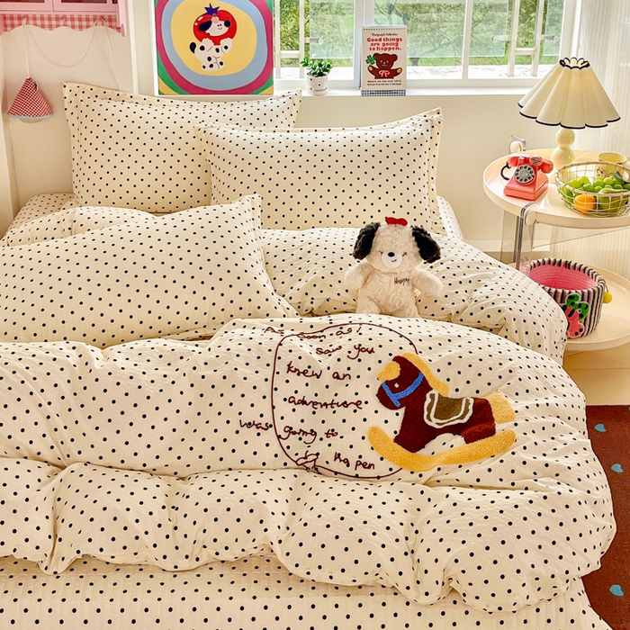 91家纺网 家纺一手货源 找家纺 梦可莱家居 2026春夏新品小清新可爱风毛巾绣床盖四件套系列 小木马