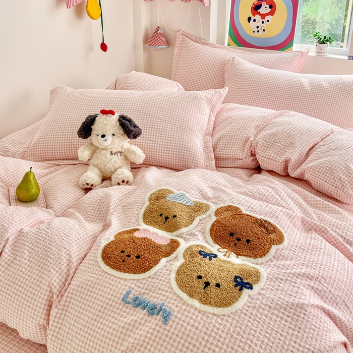 91家纺网 家纺一手货源 找家纺 梦可莱家居 2026春夏新品小清新可爱风毛巾绣床盖四件套系列 熊伙伴