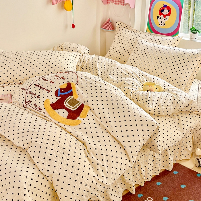 91家纺网 家纺一手货源 找家纺 梦可莱家居 2026春夏新品小清新可爱风毛巾绣床盖四件套系列 小木马