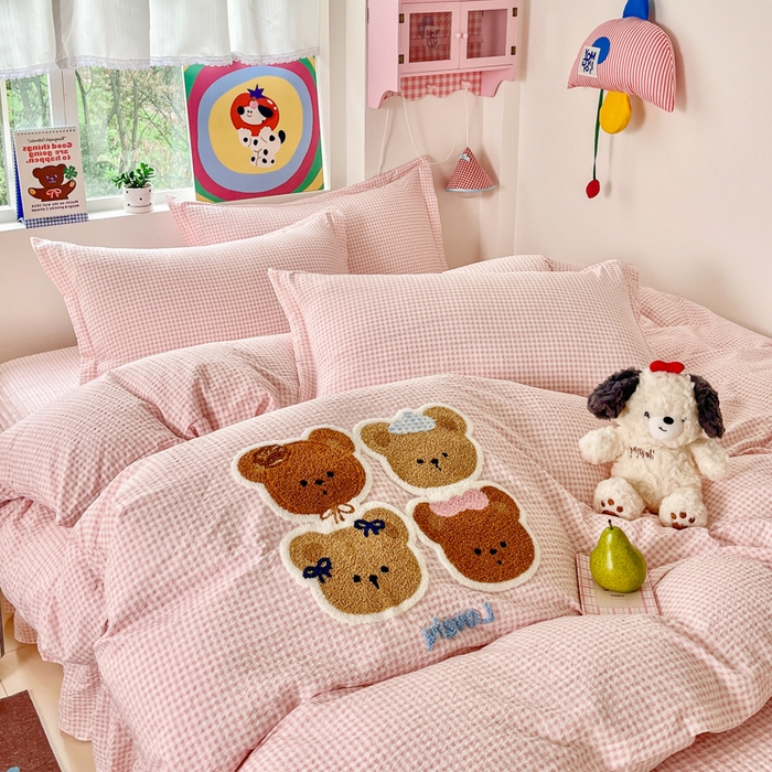 91家纺网 家纺一手货源 找家纺 梦可莱家居 2026春夏新品小清新可爱风毛巾绣床盖四件套系列 熊伙伴
