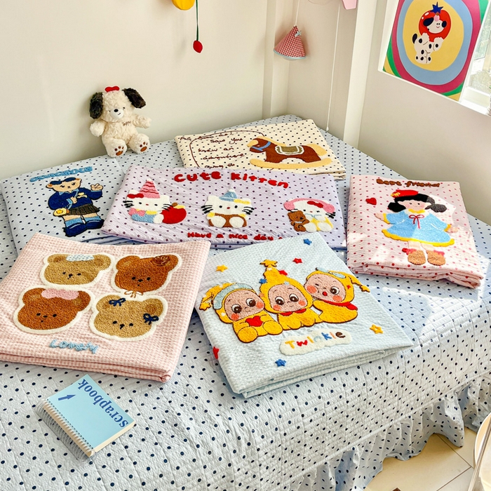 91家纺网 家纺一手货源 找家纺 梦可莱家居 2026春夏新品小清新可爱风毛巾绣床盖四件套系列 组合图