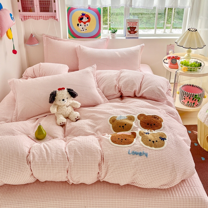 91家纺网 家纺一手货源 找家纺 梦可莱家居 2026春夏新品小清新可爱风毛巾绣床盖四件套系列 熊伙伴