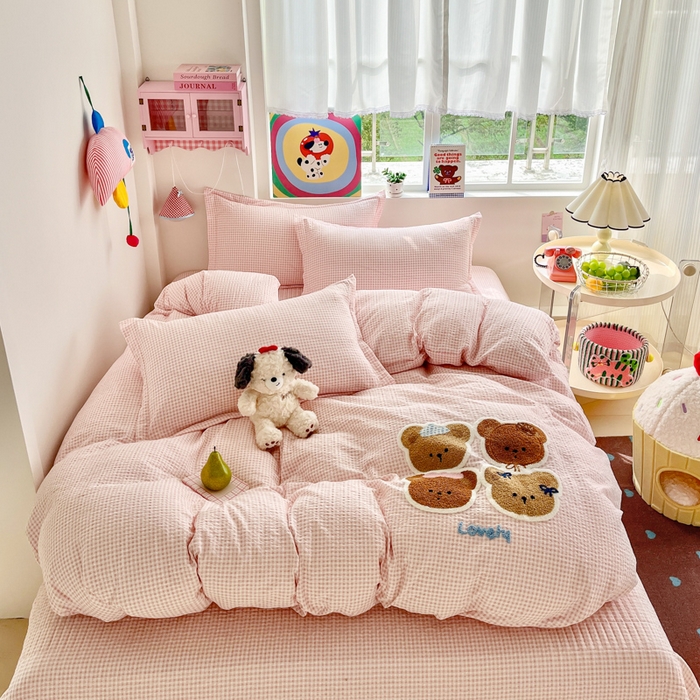 91家纺网 家纺一手货源 找家纺 梦可莱家居 2026春夏新品小清新可爱风毛巾绣床盖四件套系列 熊伙伴