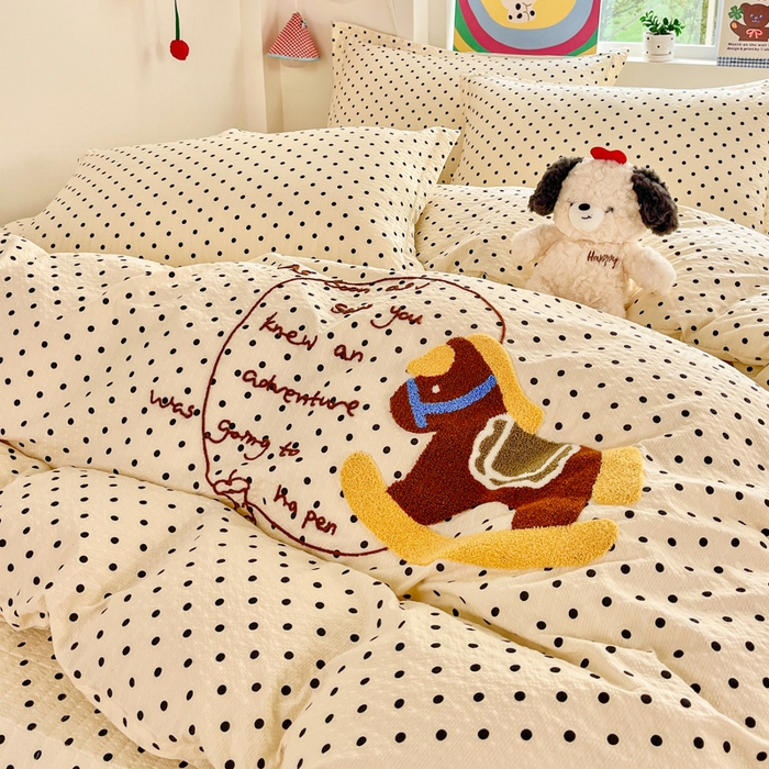 91家纺网 家纺一手货源 找家纺 梦可莱家居 2026春夏新品小清新可爱风毛巾绣床盖四件套系列 小木马