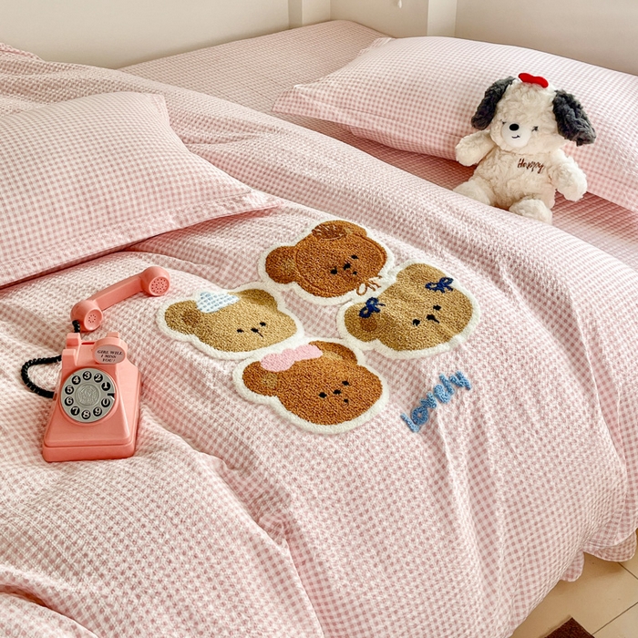 91家纺网 家纺一手货源 找家纺 梦可莱家居 2026春夏新品小清新可爱风毛巾绣床盖四件套系列 熊伙伴