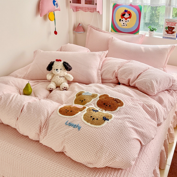 91家纺网 家纺一手货源 找家纺 梦可莱家居 2026春夏新品小清新可爱风毛巾绣床盖四件套系列 熊伙伴