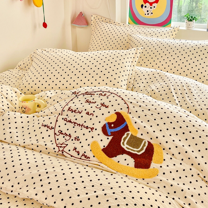 91家纺网 家纺一手货源 找家纺 梦可莱家居 2026春夏新品小清新可爱风毛巾绣床盖四件套系列 小木马