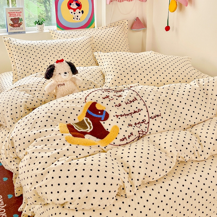 91家纺网 家纺一手货源 找家纺 梦可莱家居 2026春夏新品小清新可爱风毛巾绣床盖四件套系列 小木马