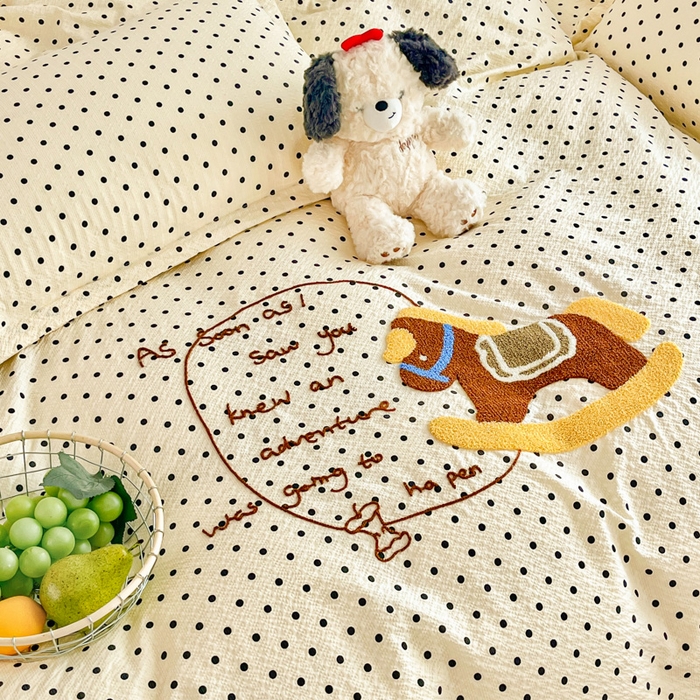 91家纺网 家纺一手货源 找家纺 梦可莱家居 2026春夏新品小清新可爱风毛巾绣床盖四件套系列 小木马