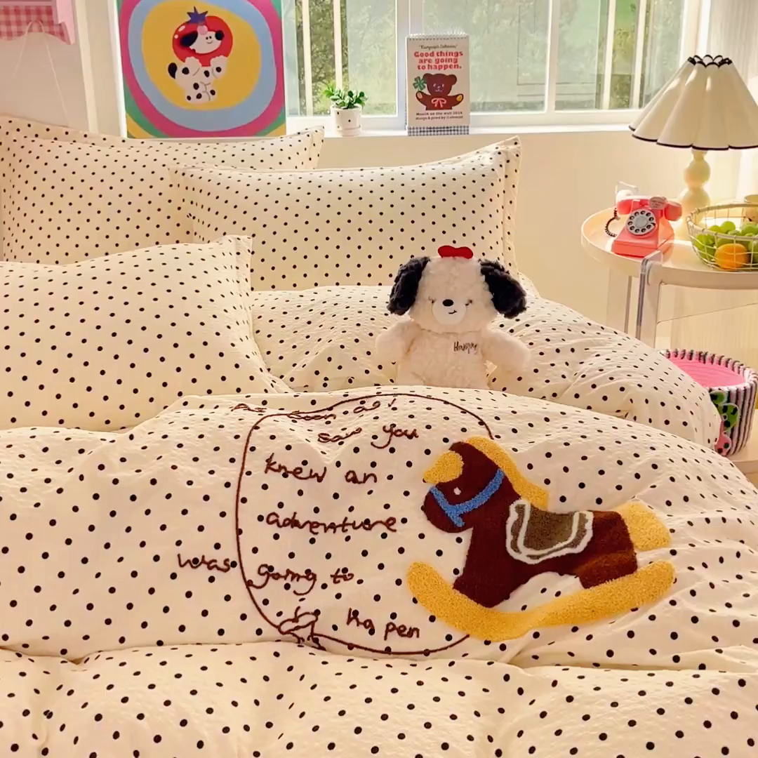 91家纺网 家纺一手货源 找家纺 梦可莱家居 2026春夏新品小清新可爱风毛巾绣床盖四件套系列 小木马