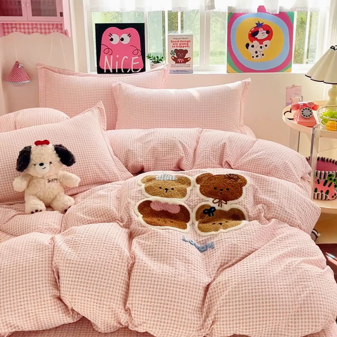 91家纺网 家纺一手货源 找家纺 梦可莱家居 2026春夏新品小清新可爱风毛巾绣床盖四件套系列 熊伙伴