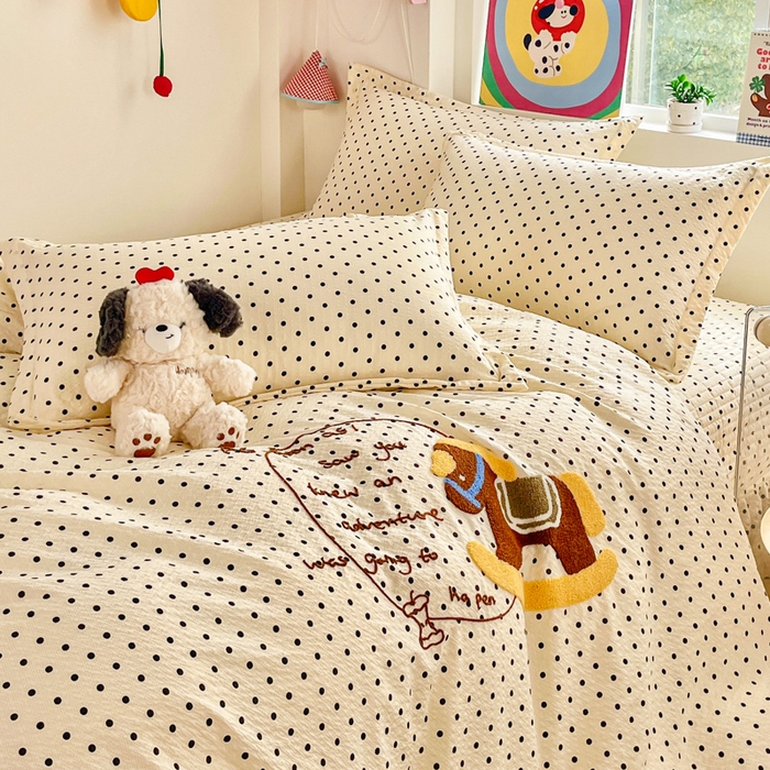 91家纺网 家纺一手货源 找家纺 梦可莱家居 2026春夏新品小清新可爱风毛巾绣床盖四件套系列 小木马