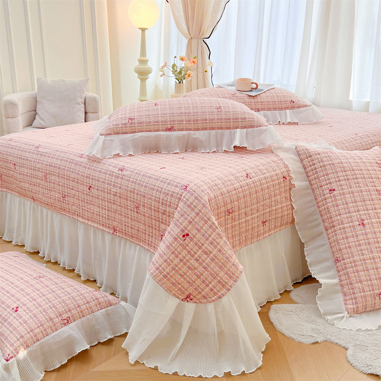 91家纺网 家纺一手货源 找家纺 宜凡家纺 2026新款全棉印花雪纺夹棉床盖四件套 樱洛克