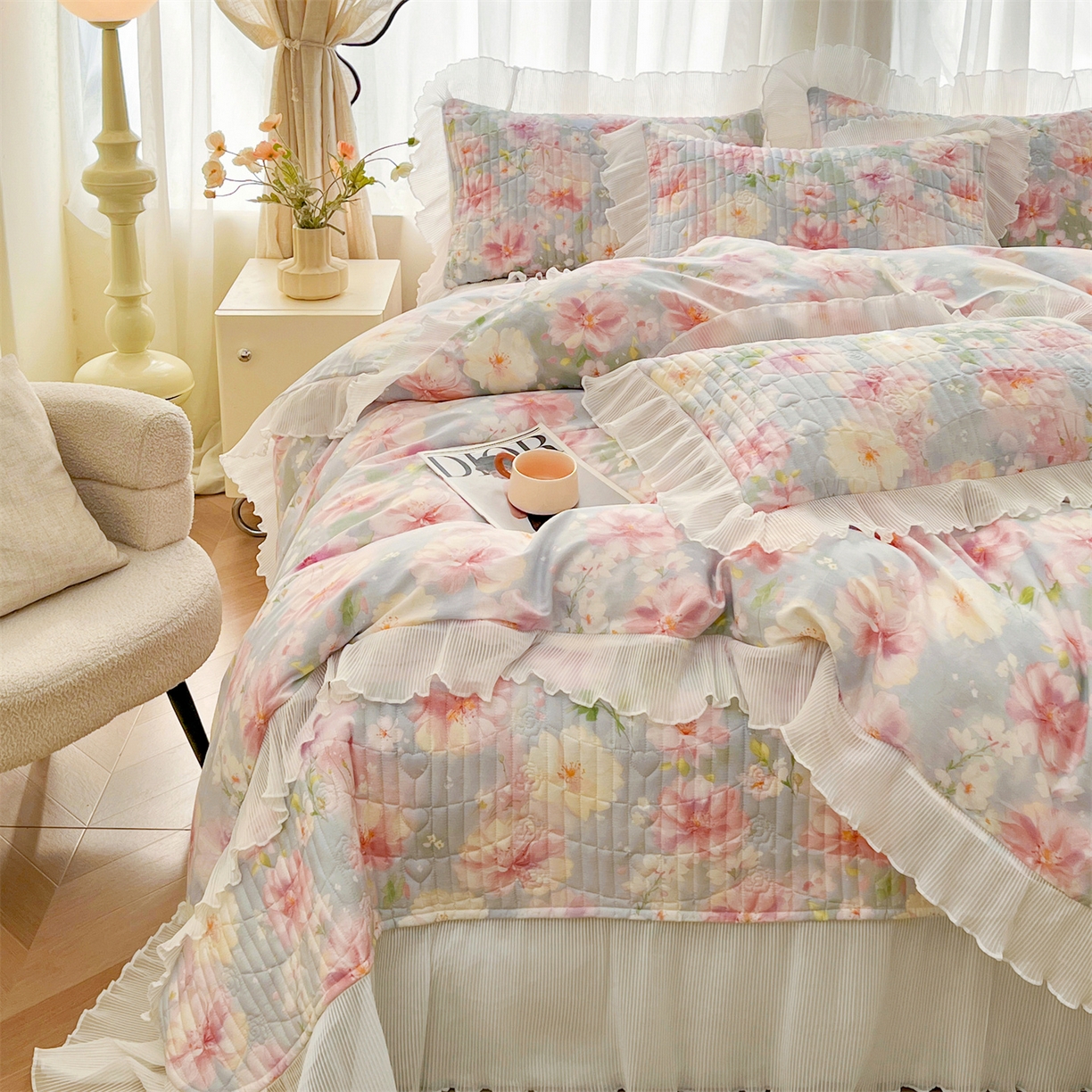 91家纺网 家纺一手货源 找家纺 宜凡家纺 2026新款全棉印花雪纺夹棉床盖三件套 花未央