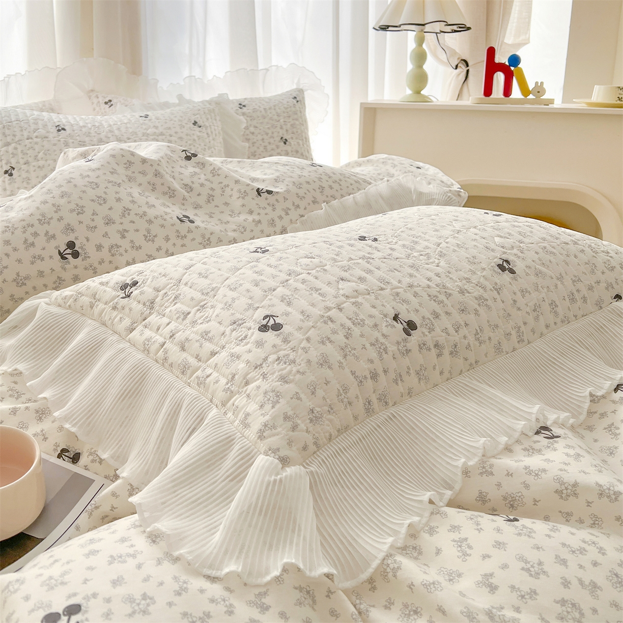 91家纺网 家纺一手货源 找家纺 宜凡家纺 2026新款全棉印花雪纺夹棉床盖三件套 星野樱桃