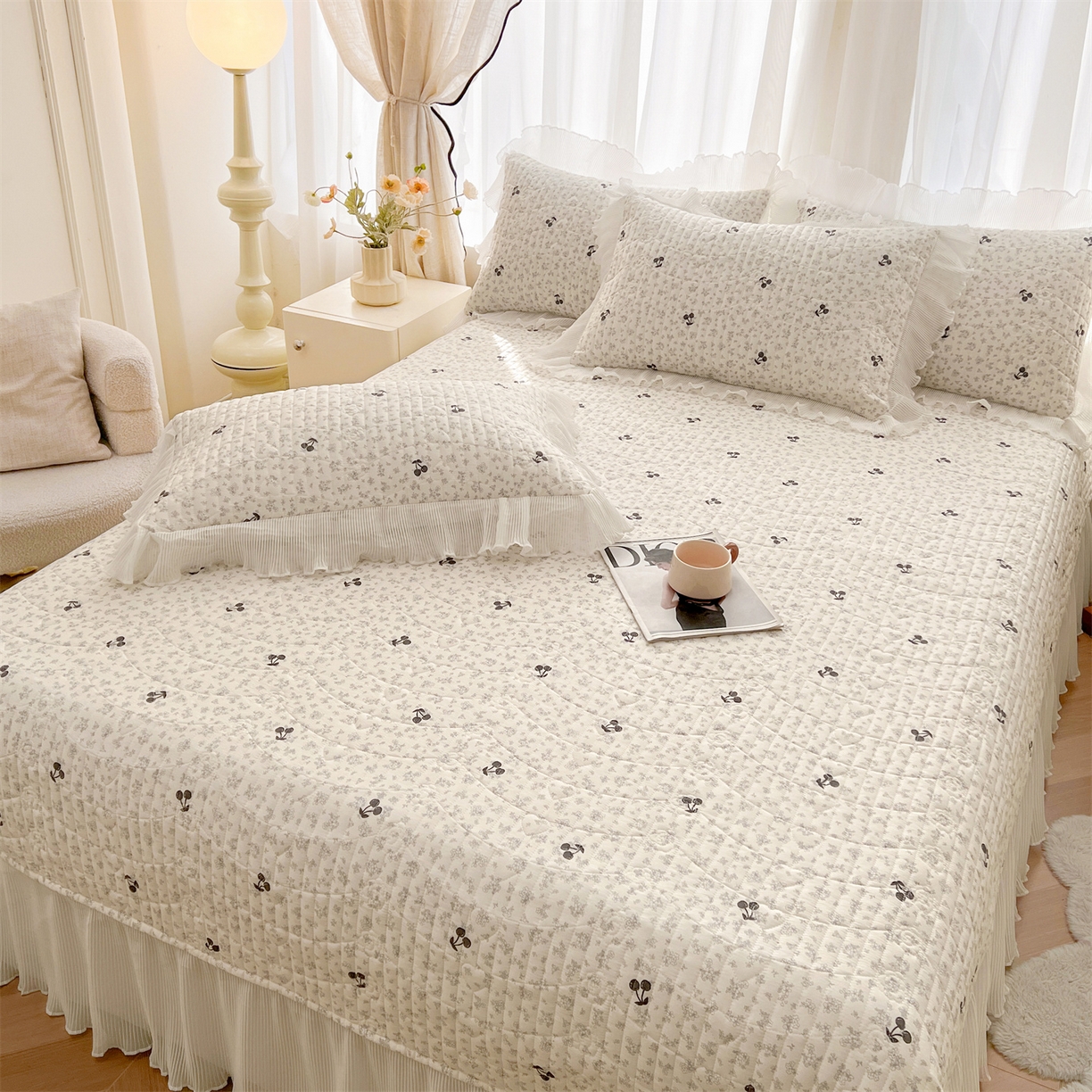 91家纺网 家纺一手货源 找家纺 宜凡家纺 2026新款全棉印花雪纺夹棉床盖三件套 星野樱桃