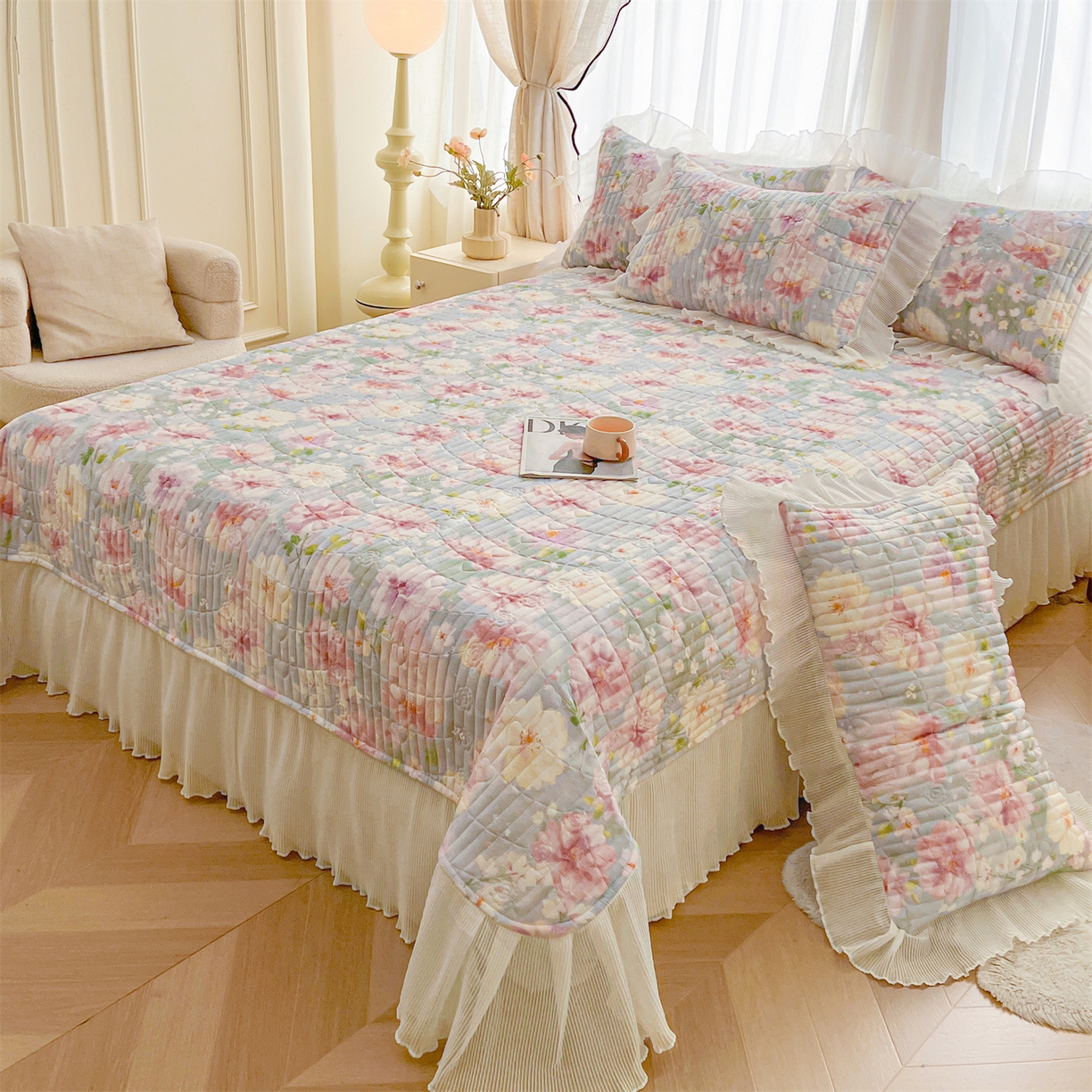 91家纺网 家纺一手货源 找家纺 宜凡家纺 2026新款全棉印花雪纺夹棉床盖三件套 花未央