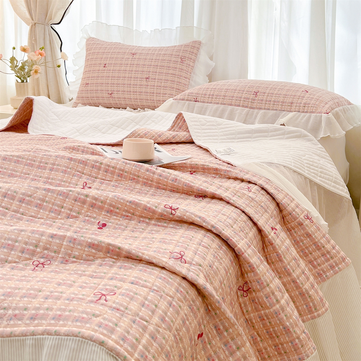 91家纺网 家纺一手货源 找家纺 宜凡家纺 2026新款全棉印花雪纺夹棉床盖三件套 樱洛克