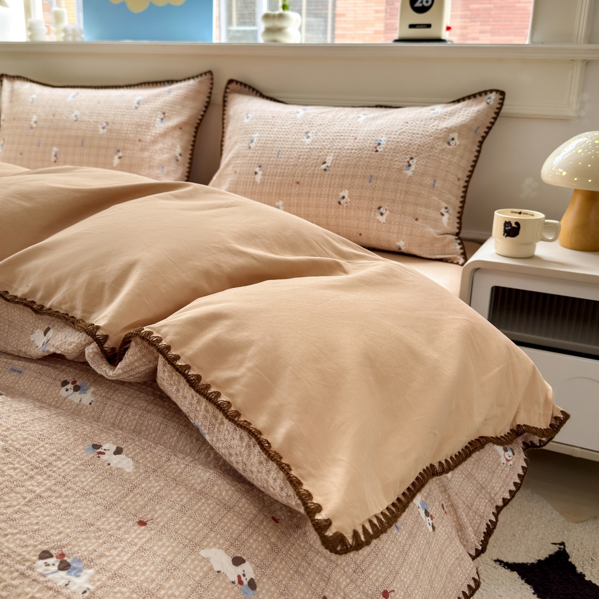 91家纺网 家纺一手货源 找家纺 雯雨家纺 2026新款A类全棉华夫格提花贝壳边工艺四件套 流白小狗-米