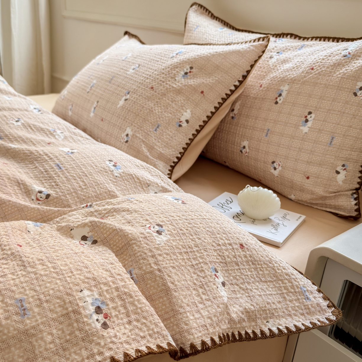 91家纺网 家纺一手货源 找家纺 雯雨家纺 2026新款A类全棉华夫格提花贝壳边工艺四件套 流白小狗-米