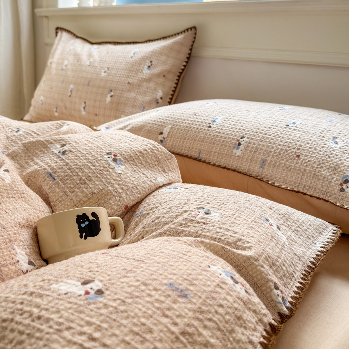 91家纺网 家纺一手货源 找家纺 雯雨家纺 2026新款A类全棉华夫格提花贝壳边工艺四件套 流白小狗-米