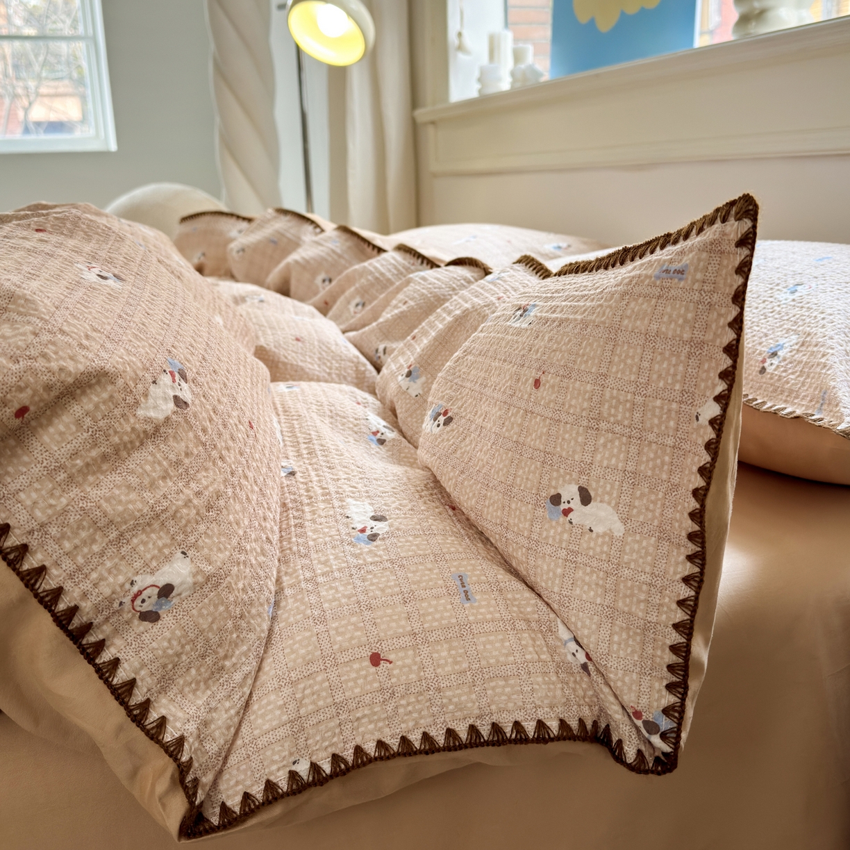 91家纺网 家纺一手货源 找家纺 雯雨家纺 2026新款A类全棉华夫格提花贝壳边工艺四件套 流白小狗-米