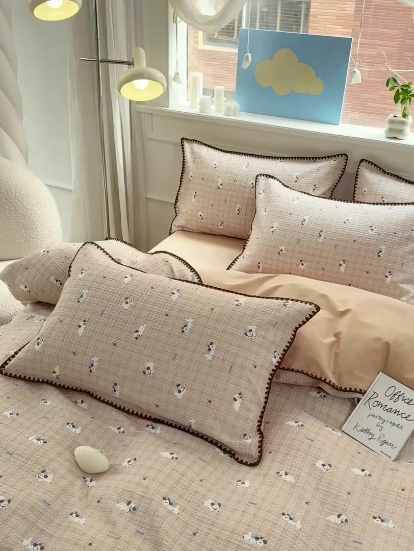 91家纺网 家纺一手货源 找家纺 雯雨家纺 2026新款A类全棉华夫格提花贝壳边工艺四件套 流白小狗-米