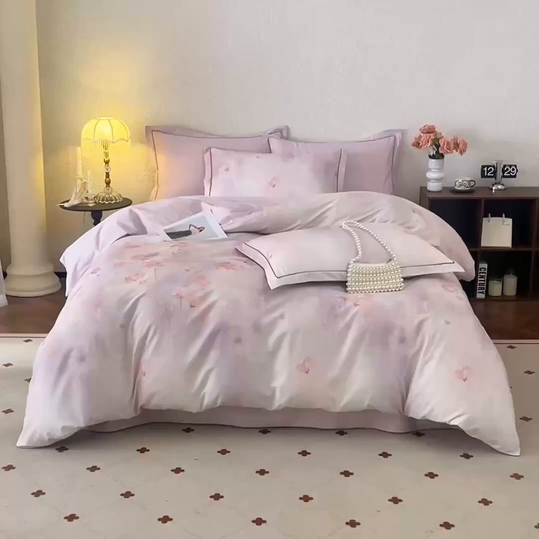 91家纺网 家纺一手货源 找家纺 沐白家居 2026新款亲肤舒适全棉印花四件套 时薇（紫）