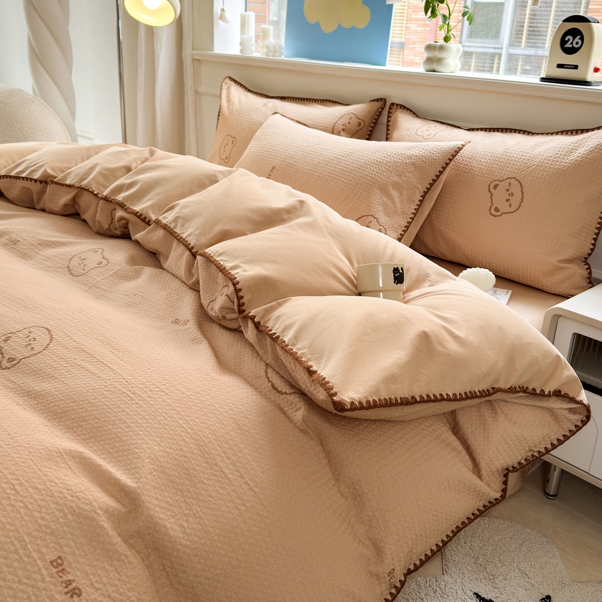 91家纺网 家纺一手货源 找家纺 雯雨家纺 2026新款A类全棉华夫格提花贝壳边工艺四件套 萌动时光咖