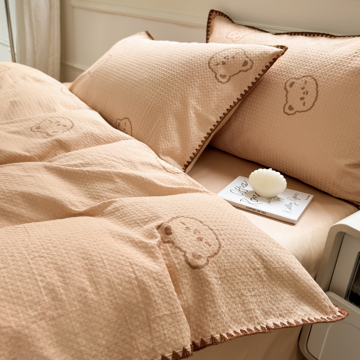 91家纺网 家纺一手货源 找家纺 雯雨家纺 2026新款A类全棉华夫格提花贝壳边工艺四件套 萌动时光咖