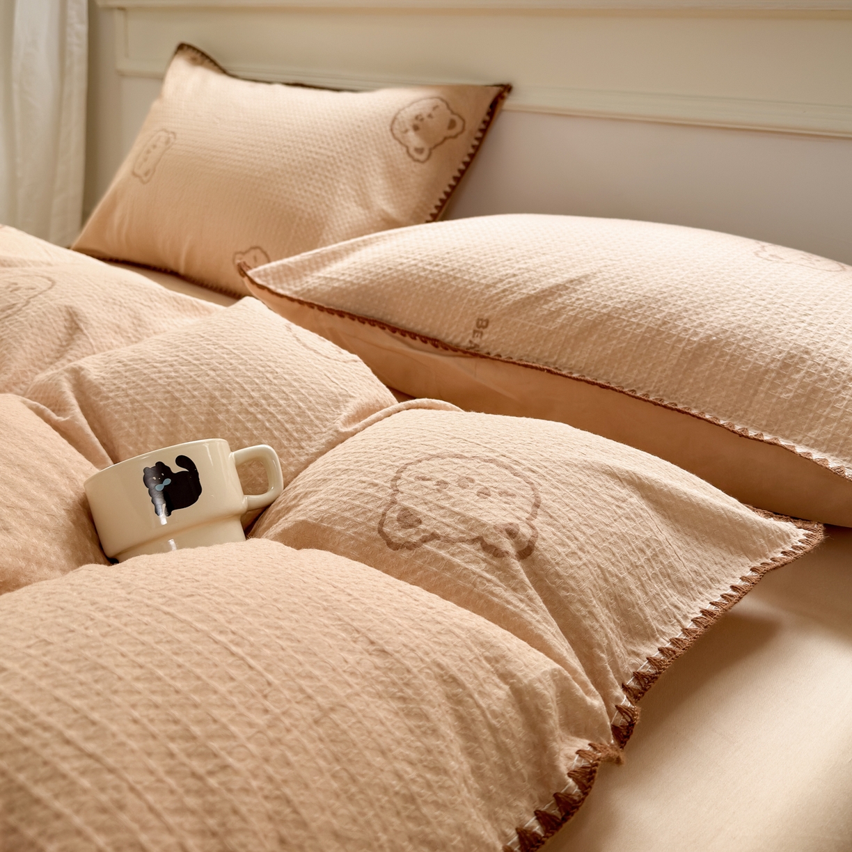 91家纺网 家纺一手货源 找家纺 雯雨家纺 2026新款A类全棉华夫格提花贝壳边工艺四件套 萌动时光咖