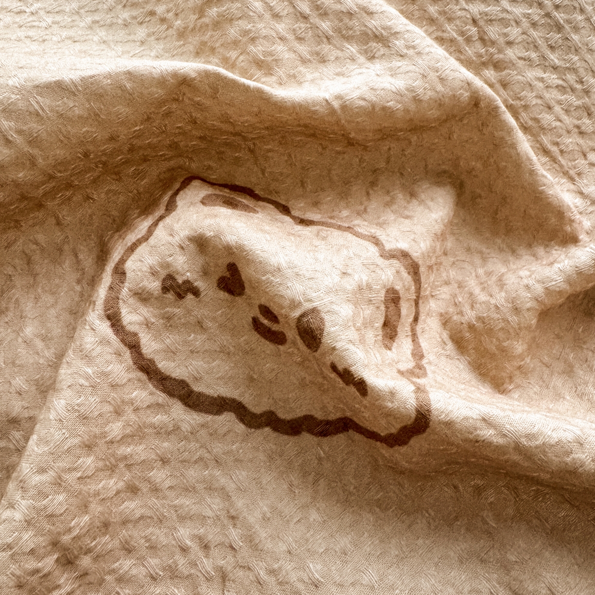 91家纺网 家纺一手货源 找家纺 雯雨家纺 2026新款A类全棉华夫格提花贝壳边工艺四件套 萌动时光咖