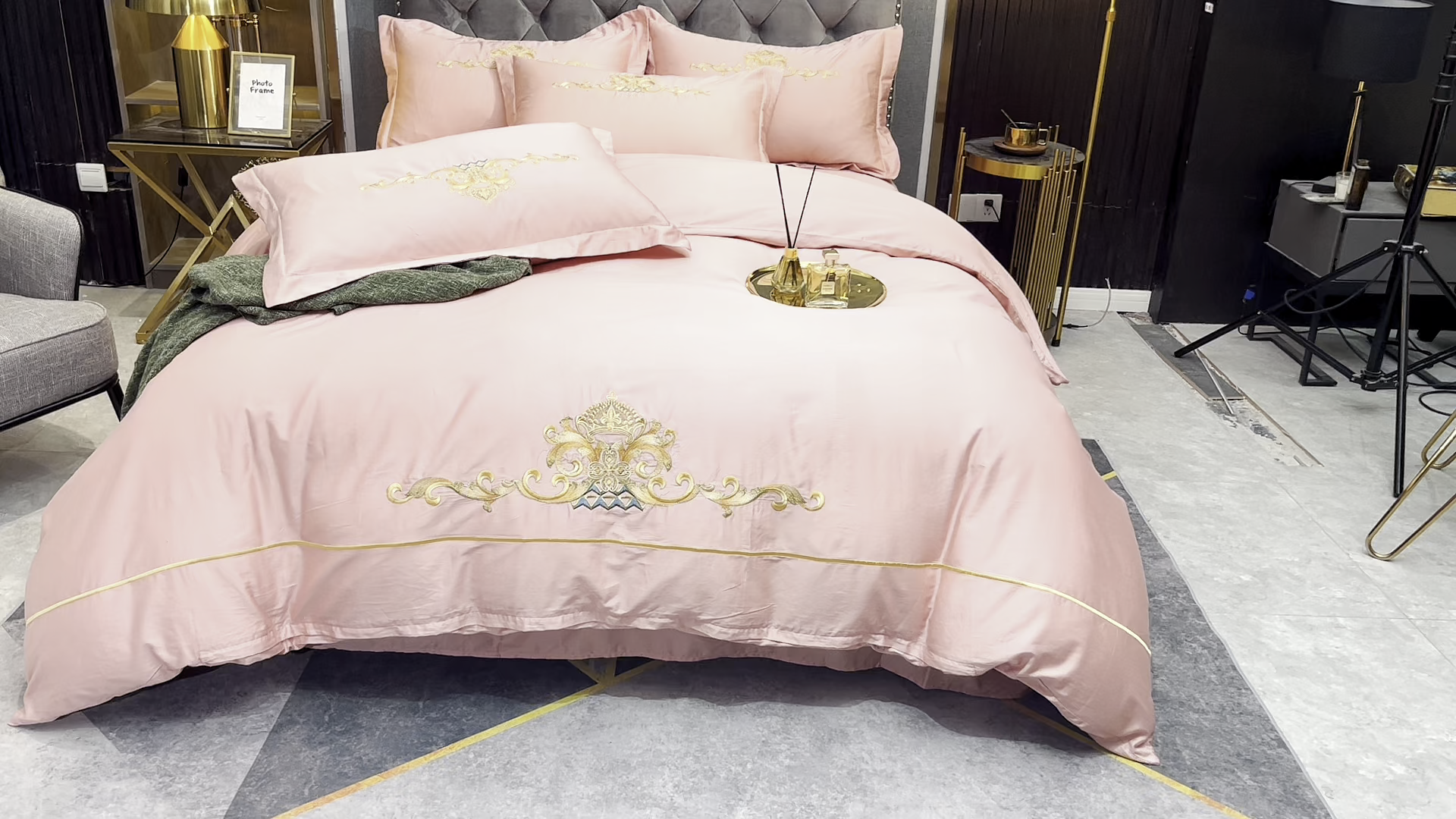 91家纺网 家纺一手货源 找家纺 慕她家纺 2026年全棉纯棉婚庆四件套大红色刺绣结床上用品 皇家风范豆沙