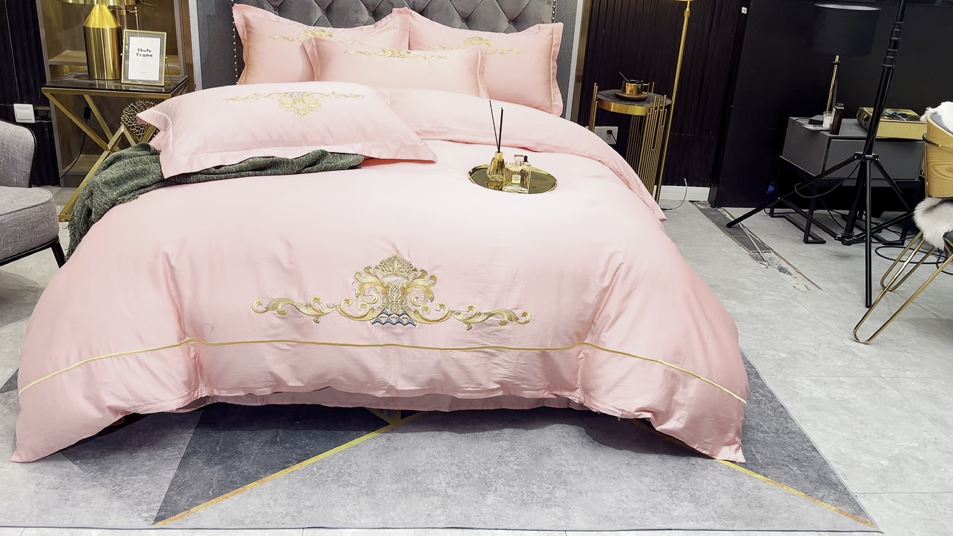 91家纺网 家纺一手货源 找家纺 慕她家纺 2026年全棉纯棉婚庆四件套大红色刺绣结床上用品 皇家风范粉玉