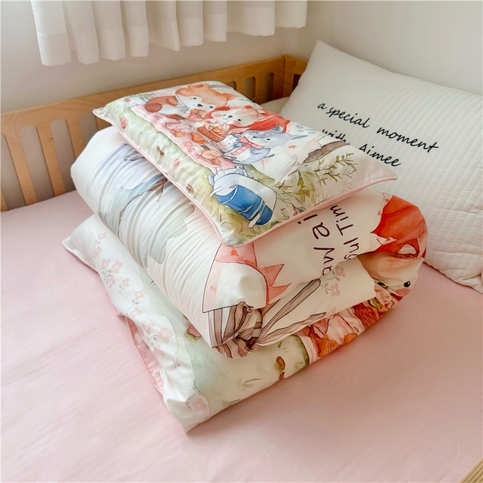 91家纺网 家纺一手货源 找家纺 萌宝家纺 2026新款春夏儿童全棉60贡缎被套幼儿园三件套含芯6件套 丛林聚餐