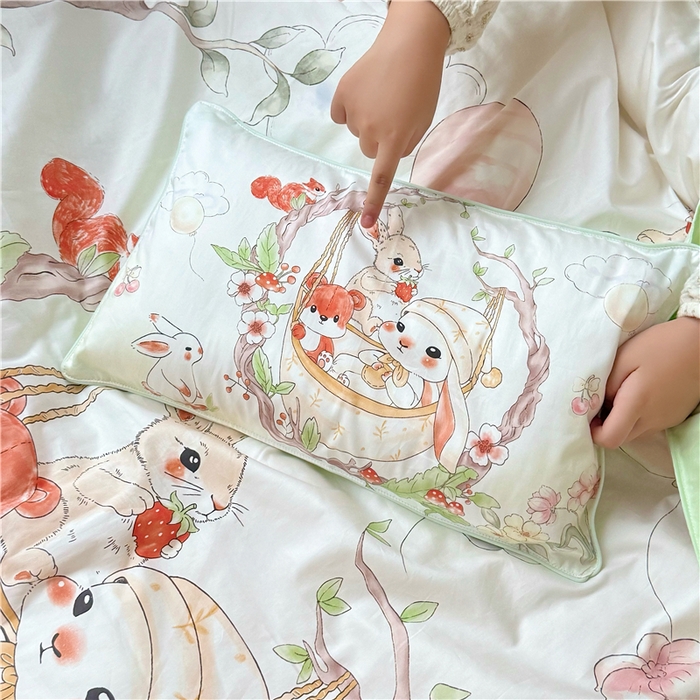 91家纺网 家纺一手货源 找家纺 萌宝家纺 2026新款春夏儿童全棉60贡缎被套幼儿园三件套含芯6件套 摇篮兔子
